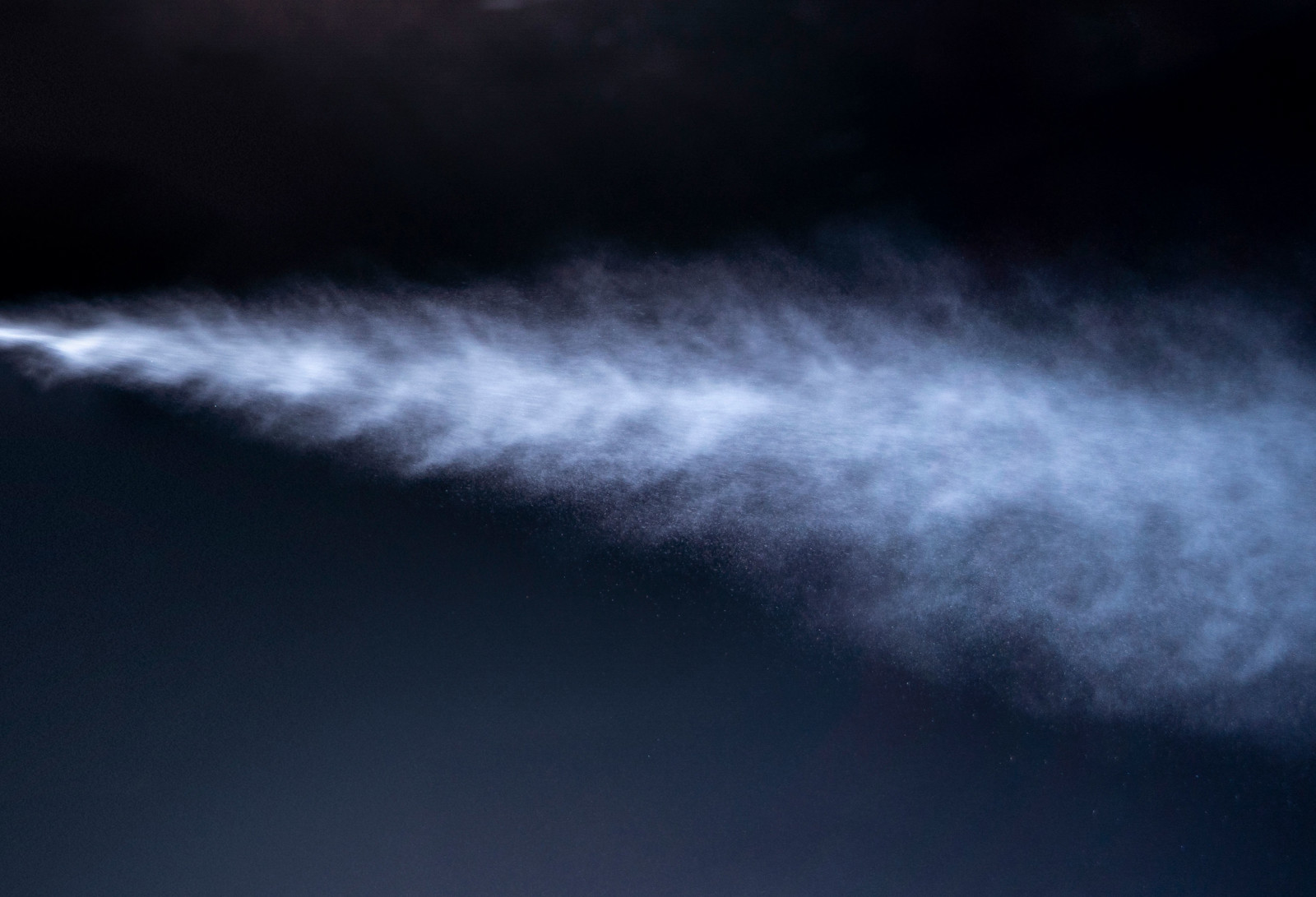 High-pressure fogging system humidifying a greenhouse interior