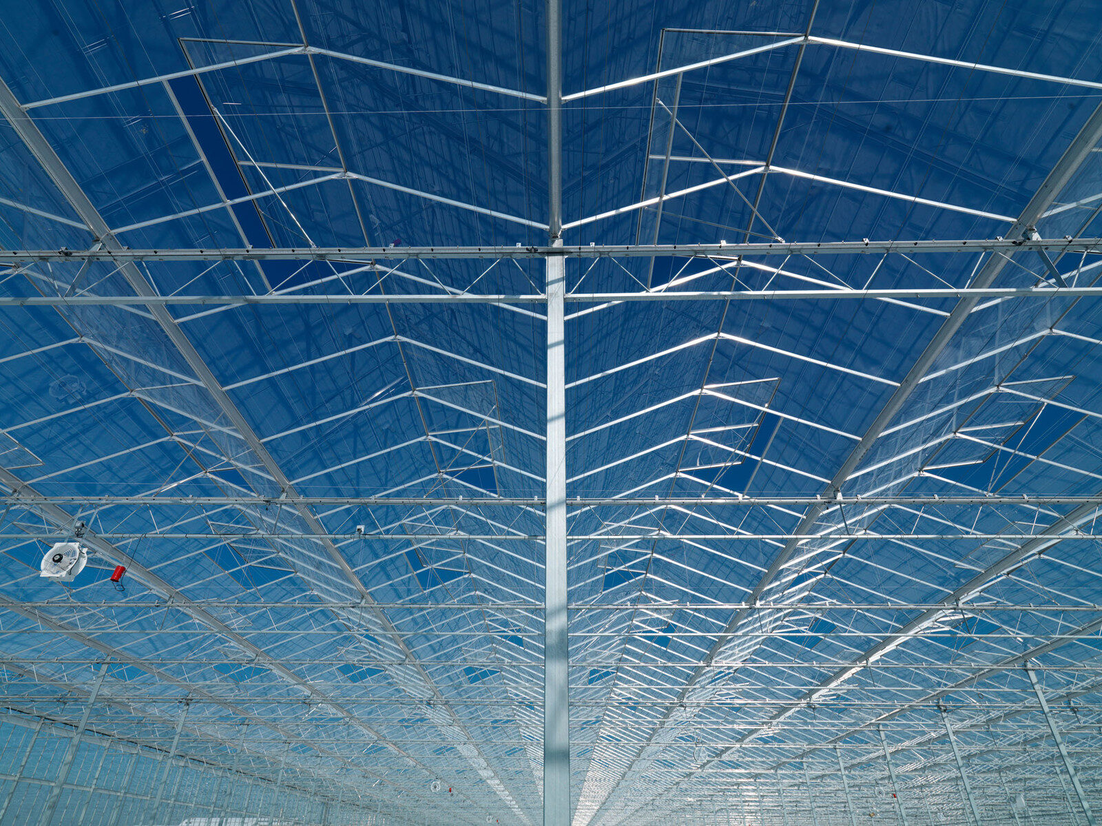 Aluminium gutter and glazing bar system on a Venlo greenhouse roof