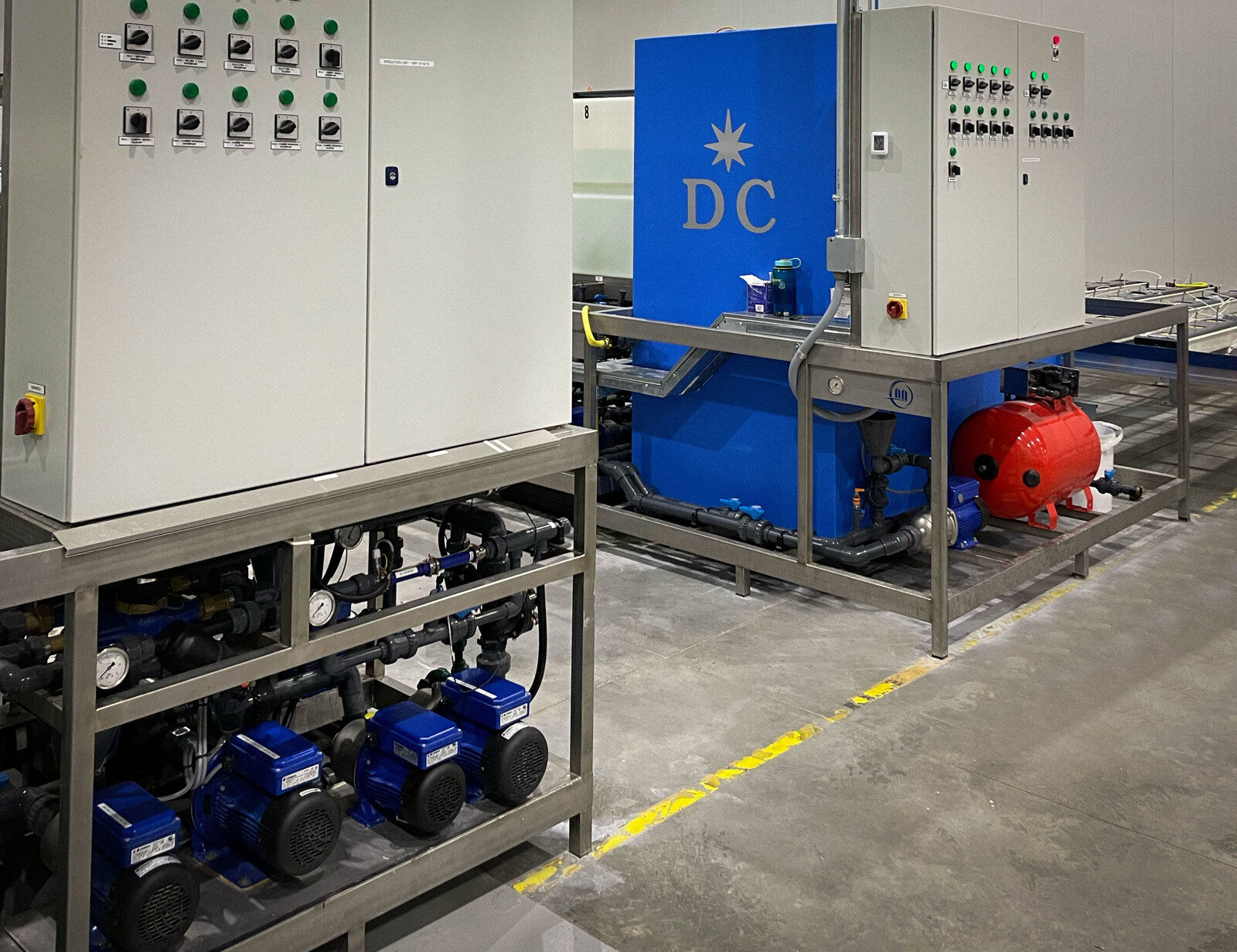 Greenhouse fertilization dosing units and nutrient mixing equipment