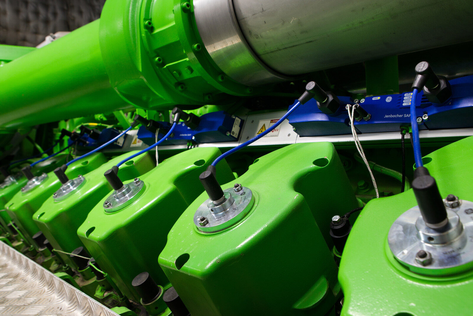 Combined heat and power engine installation for a greenhouse